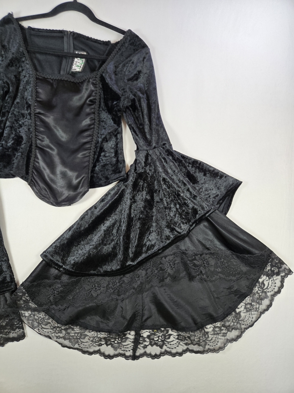 VTG Lip Service Black Velvet Satin Corset Bell Sleeve Gothic Top Size Large - Picture 4 of 12